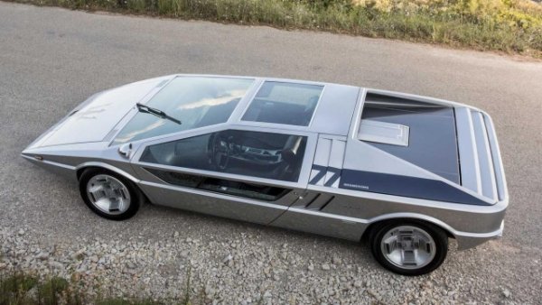 Сред най-значимите автомобили мечта на Italdesign е Maserati Boomerang. Колата дебютира на изложението в Торино през 1971 г., предвиждайки формите, които ще отличат бъдещите творения на Trident. В допълнение към футуристичните предложения с големи стъклени повърхности и остри ръбове, това, което отличава концепцията, е оригиналният волан. Той е  почти като рул, който се върти около неподвижна кръгла повърхност, която обхваща цялото оборудване на автомобила, поставяйки оборотите брояч в центъра, а около него другите индикатори. 

Произведен върху механичната основа на Bora, той преосмисля своите форми, като ги довежда до крайност, въвеждайки например вертикален заден кристал и "плоска" опашка. Това са черти, които също ще отличават наследника на Merak . Двойните прозорци на вратите обаче остават стилистична странност на великия Джуджаро без практическо приложение. Духът, с който са въведени, т.е. увеличаването на яркостта в купето, ще бъде запазено при серийните автомобили. 

Технически данни? Роден като макет, той прави първите си стъпки на автомобилното изложение в Женева през 1972 г. с 4,7 - литров  V8 мотор с 310 к.с.